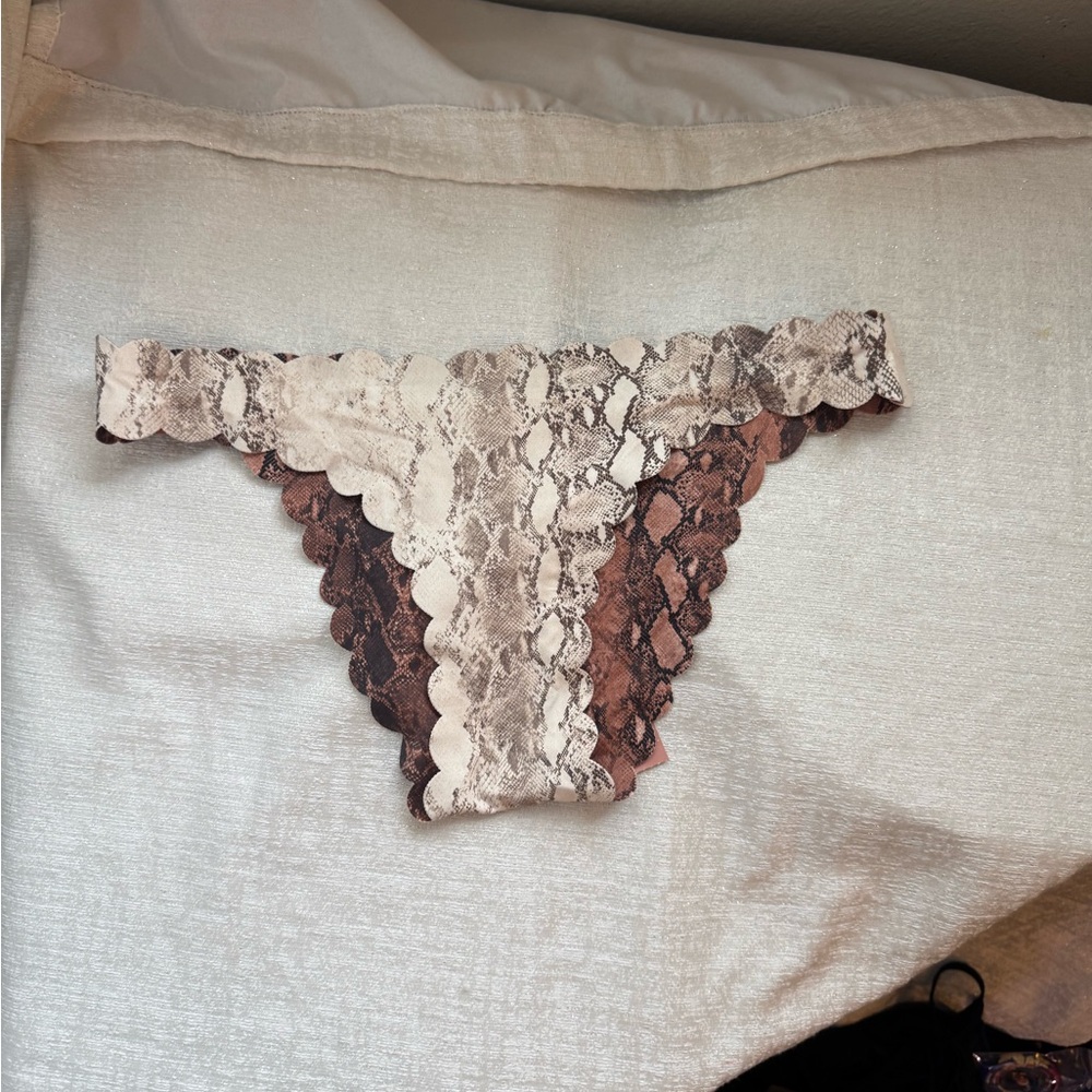 PQ Swim Kaa Reversible Seamless Wave Full
Bikini - Animal, size L, NWT - Picture 5 of 10